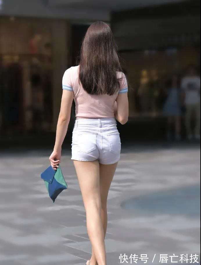 高挑 姐姐选了淡粉色的针织短袖衫,既清爽又显腿长,美的高挑又靓丽