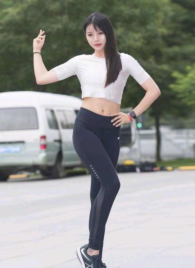 姜黄色 多肉女生就穿打底裤，“收胯提臀”尽显腰身，修饰身材，展现自己