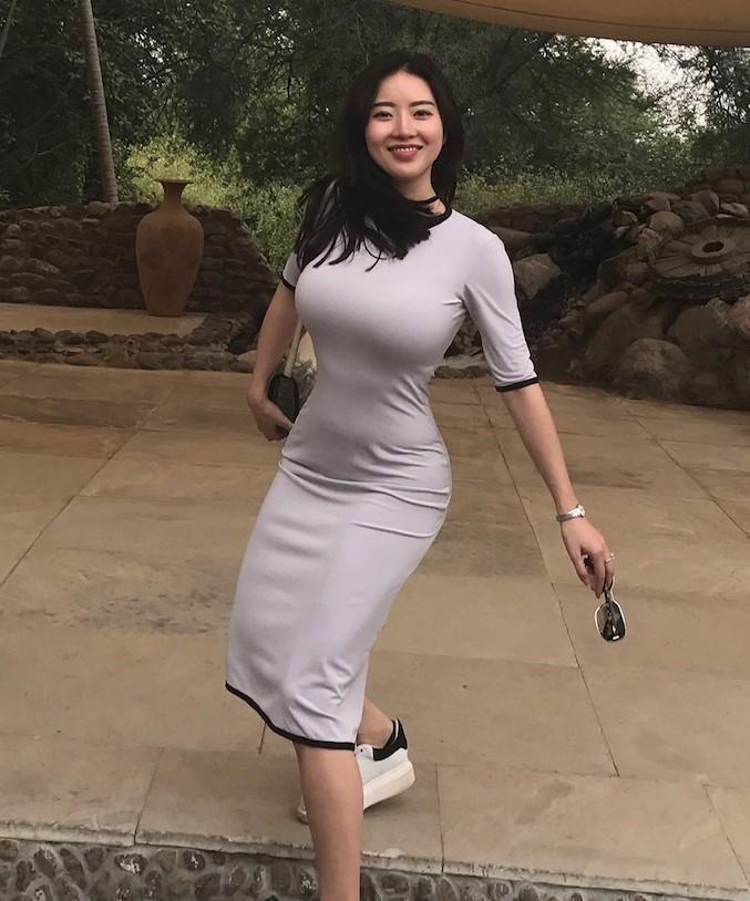街拍|街拍：小姐姐包臀裙搭配，非常显身材曲线，凸显女神气质