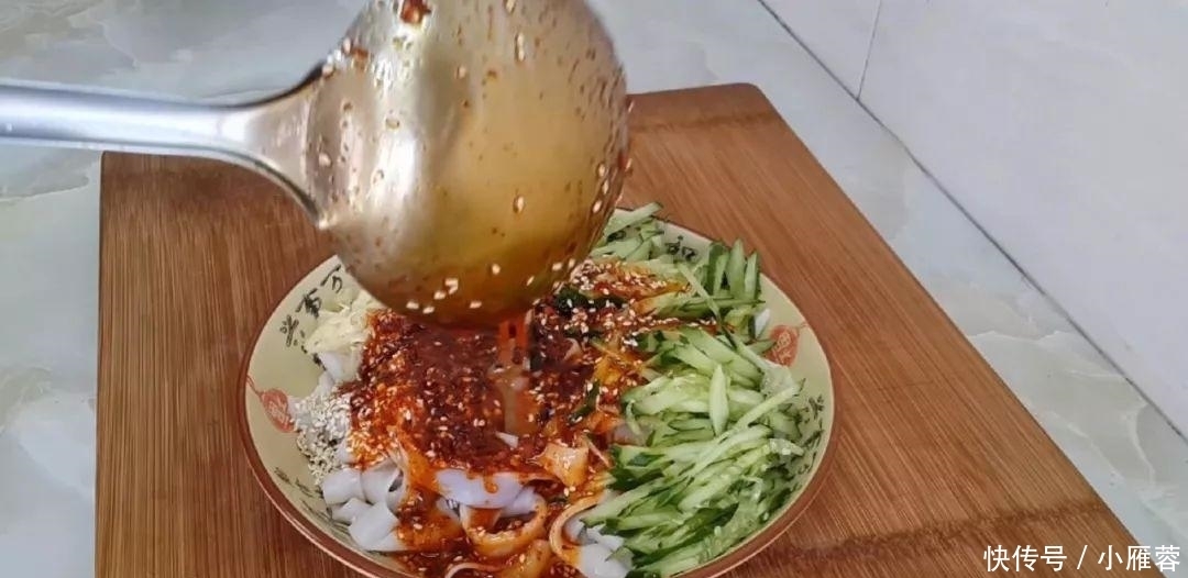 凉皮这样做,教你简单一做,比凉皮凉面都好吃,老婆一盘不够吃