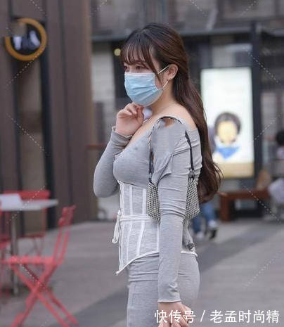 外套 淡灰色连衣裙搭配同色外套,微胖女孩这样穿搭也太性感了,你觉得她漂亮吗?