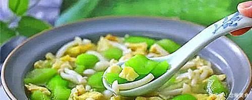 煮丝瓜时加一宝，比鸡汤还鲜美，常吃，排出毒素，皮肤细嫩年轻