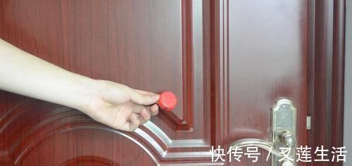 出门总是忘记带钥匙，只需一个塑料瓶盖，轻松解决大烦恼，学学吧