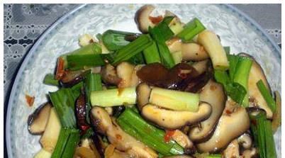香菇和此物一起炒,每天一盘,杀菌消炎,呵护子宫,皮肤越发细腻