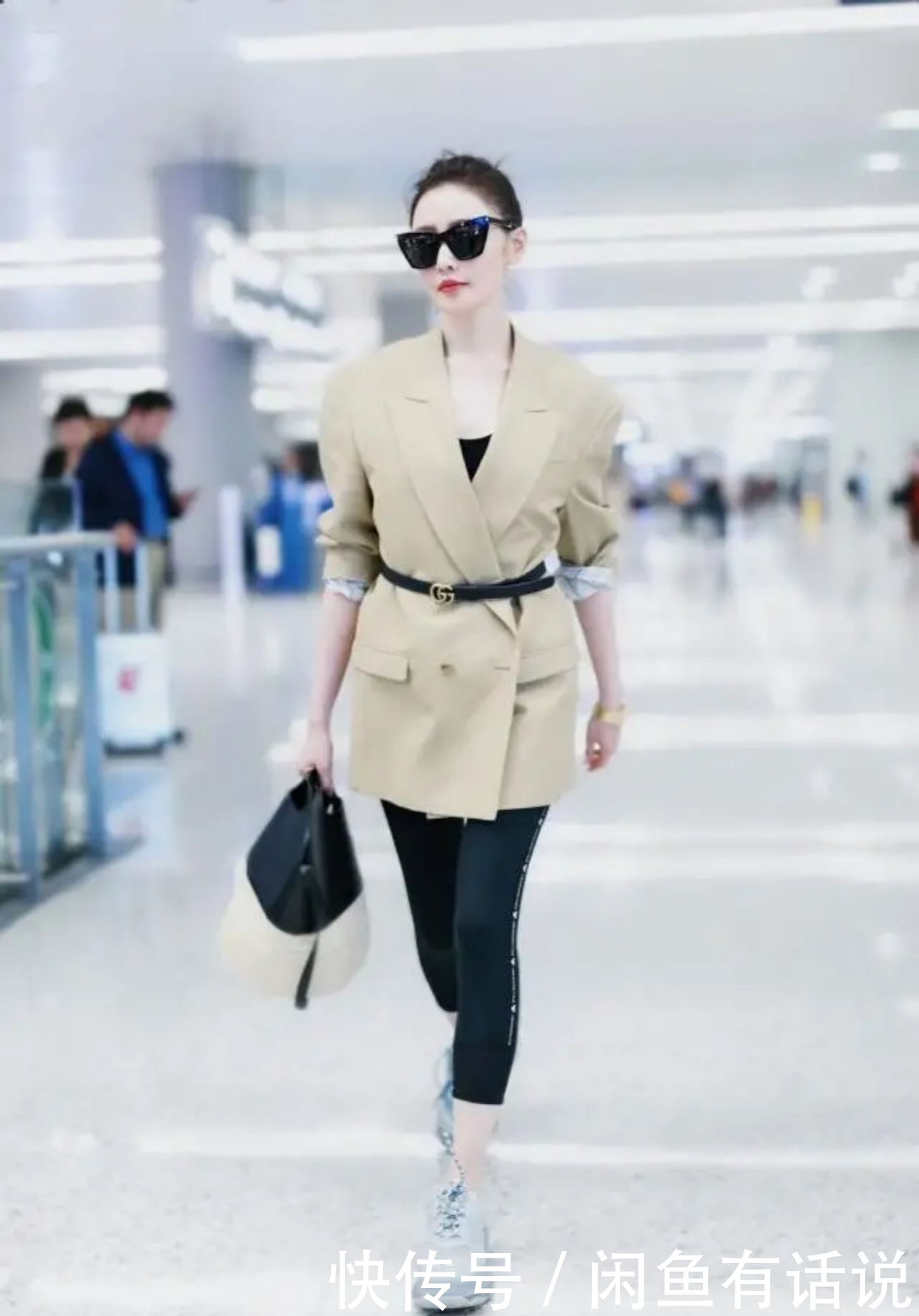 紧身|毛阿敏越老越洋气,唐装配健美裤秀身材曲线,58岁还有“少女腿”