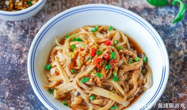 我家杏鲍菇从不炒着吃,焯个水撕一撕,比吃肉香,连吃一周还是馋