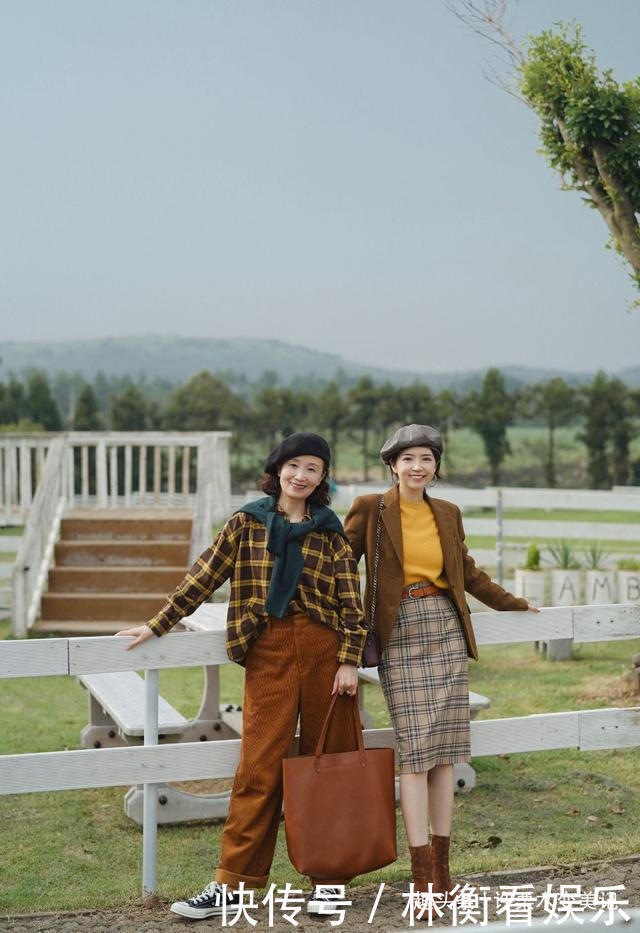 女人50岁以后,早秋少穿运动鞋,瞧三木妈妈这样穿,优雅显气质