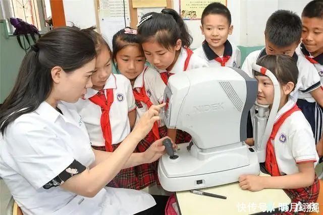 5岁男童近视1000度,家长还跳着说没给玩手机,医生怒斥太无知