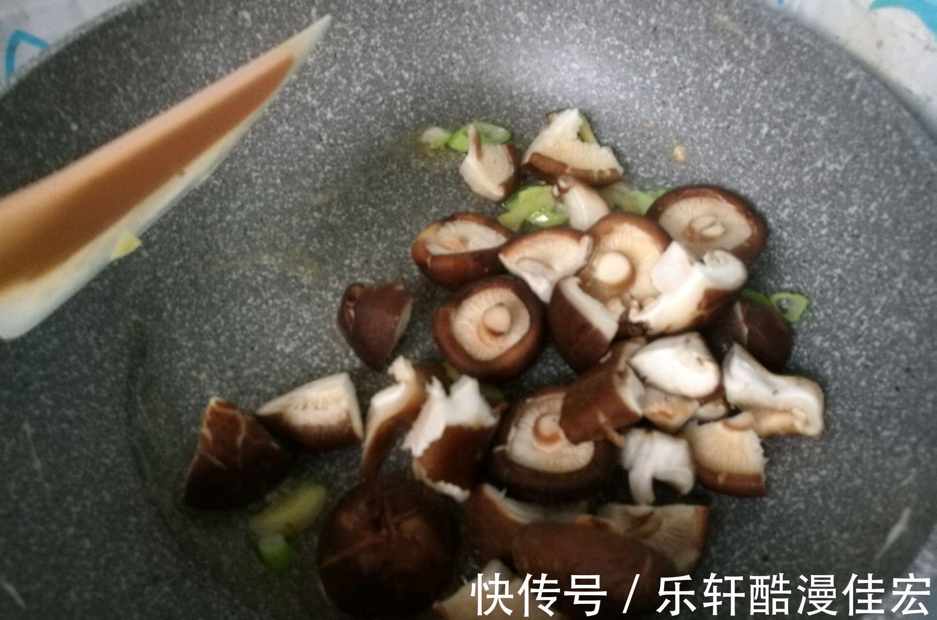 大鱼大肉吃太腻,试试这道蚝油香菇炒油菜,味道鲜香,清新解腻