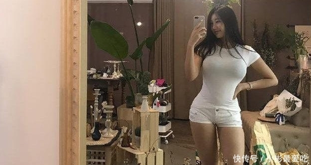 紧身|紧身牛仔裤小姐姐,穿搭很时尚,勾勒出腿部的纤细曲线!