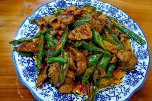 入味|辣椒炒肉，先炒肉还是辣椒？掌握正确炒制顺序，猪肉鲜香辣椒入味