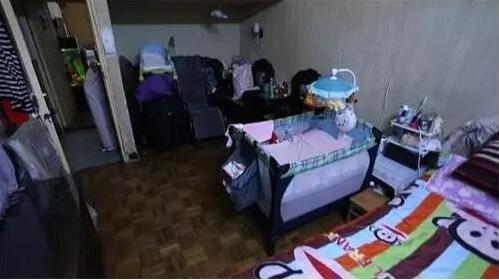 卫生间|60㎡老破屋一半住四代人一半存物,卫生间居然在厨房,狗窝变金窝