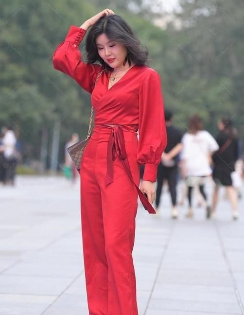 搭配|动人心扉的瑜伽裤装扮增添沉稳气质，舒适大方又显气质，清爽时髦