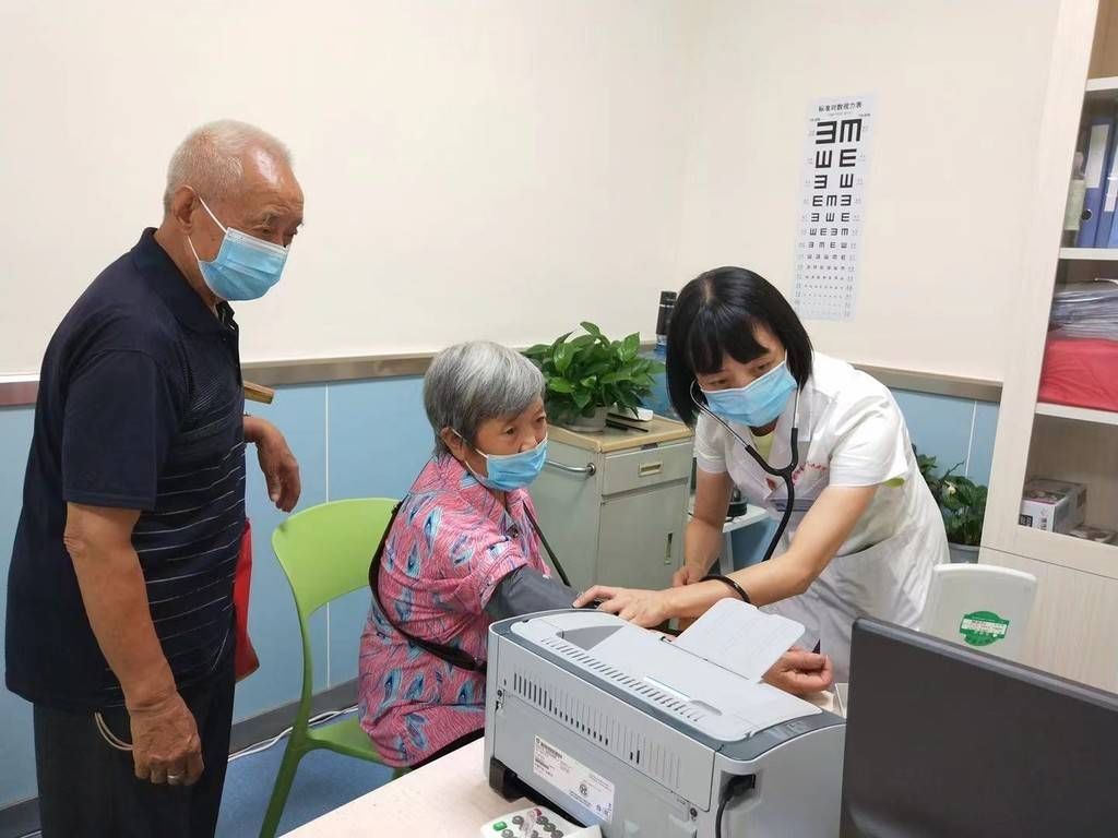 医师节|医师节专题报道⑩｜一家五口皆从医 她当“家庭医生”是因热爱而坚守