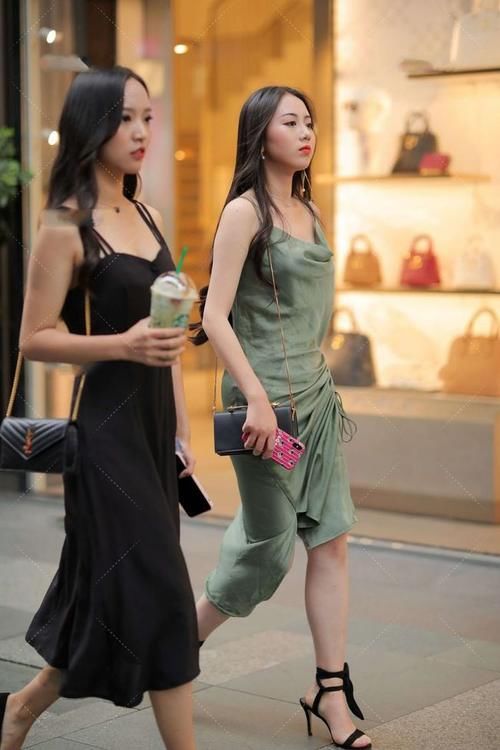 草绿色 红色的连衣裙，荷叶边的裙摆柔美减龄，无袖的设计清凉无比