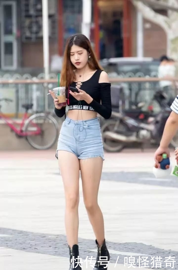 黑色|街拍美女:小姐姐高腰短裤配黑色短靴,刷新你的时髦度