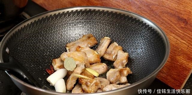 红烧|做红烧排骨时,直接焯水就错了,很多人不注意,排骨腥味重口感差
