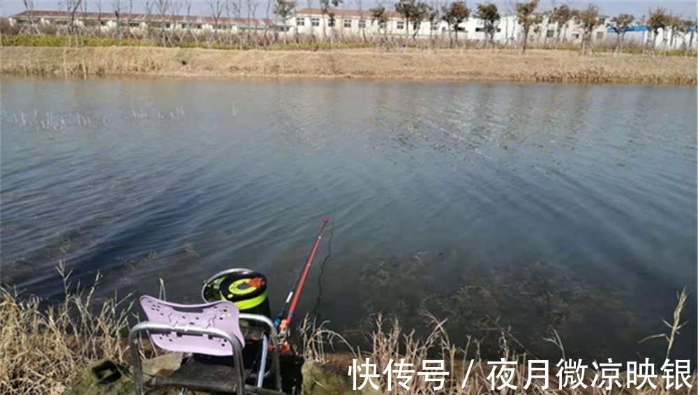 入冬后,鲫鱼开始扎堆,撵着鱼泡走钓,这是最具特色而有效的钓法