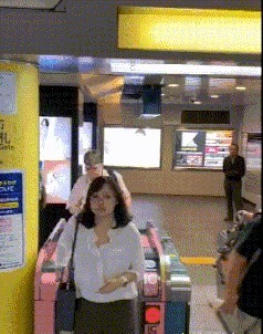 |搞笑GIF趣图:妹子你热我理解,但这个风扇有点小,吹的不够全面