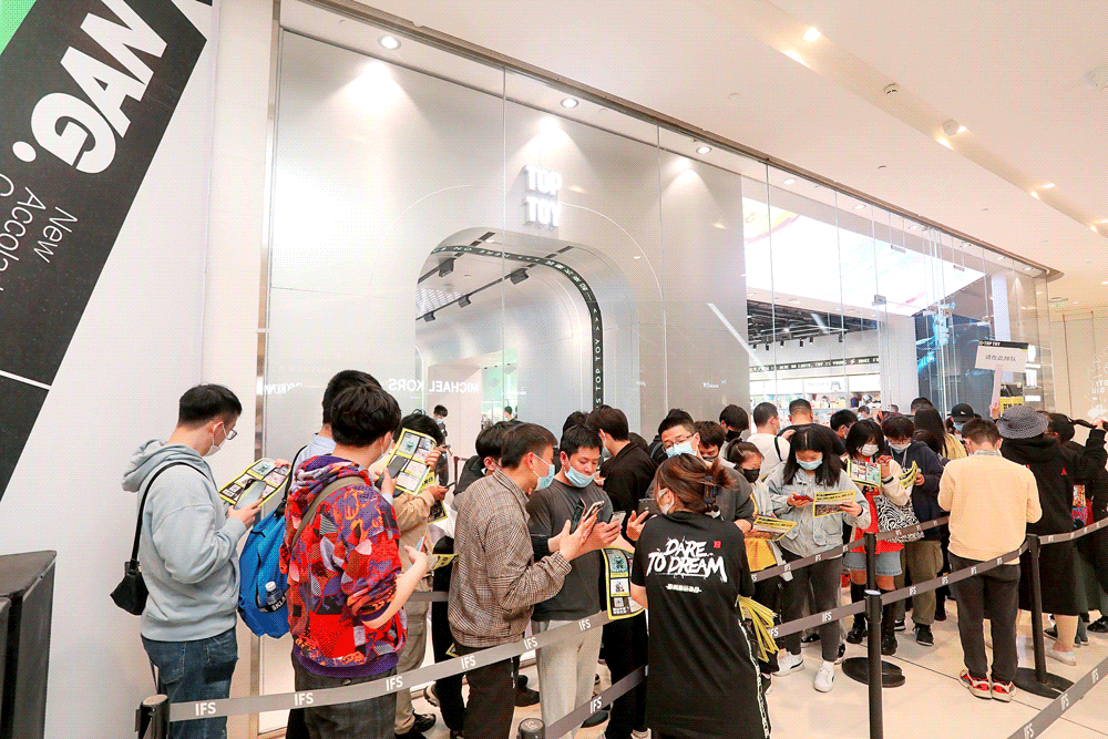 studios|TOP TOY上海首店!潮玩手办、限量盲盒...全球二次元集结