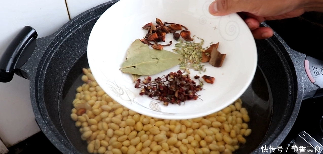 黄豆别再打豆浆了,教你一个更营养的做法,香辣开胃下饭,超好吃