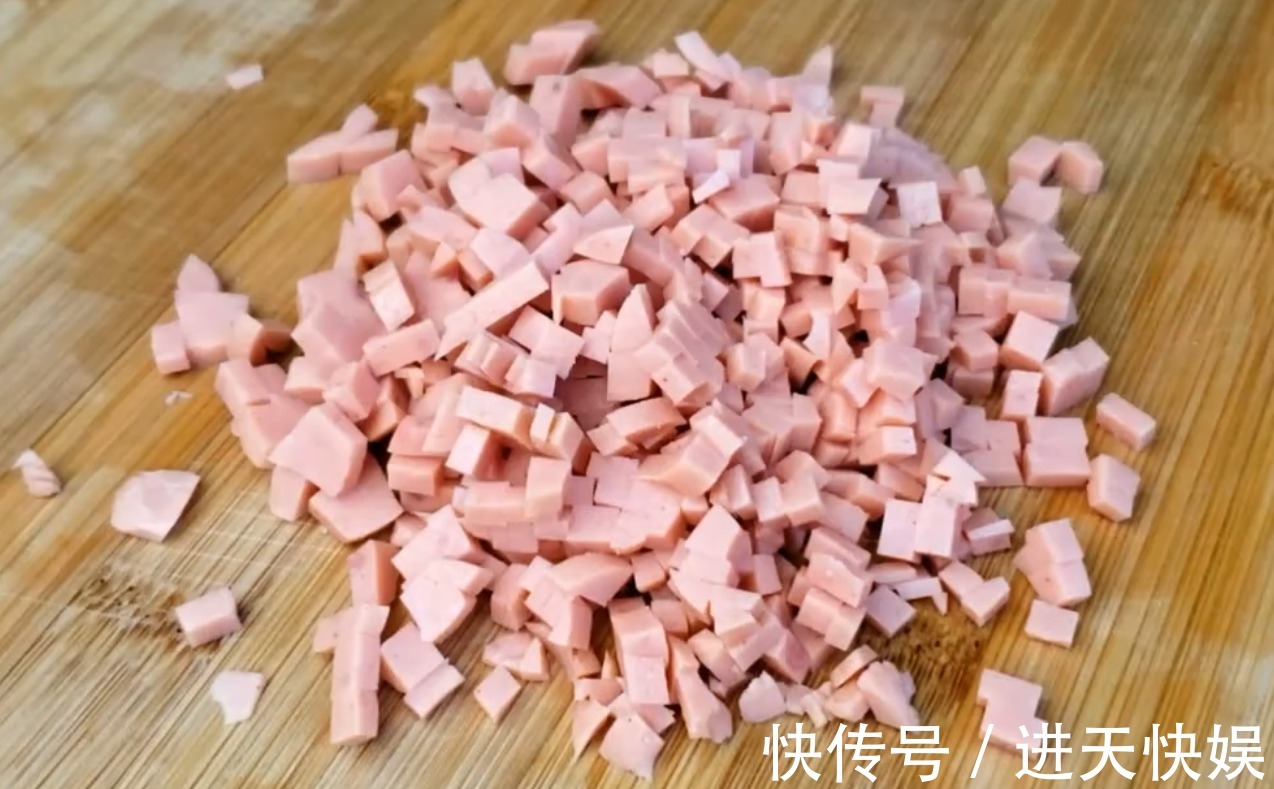 吃法|土豆不要炒着吃了,换个新吃法,咸香美味,一口下去满满的馅料