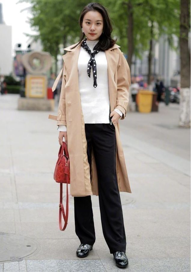 街拍：美女黄色大衣，白色内衫配黑色长裤，成熟妩媚