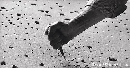 前卖|这位画家在画布上戳了几个洞,十年前卖了两个亿,网友无法理解