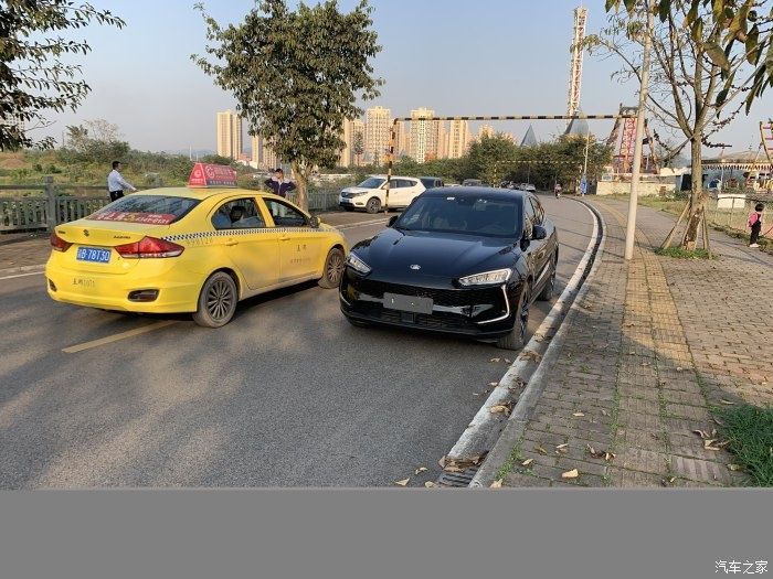 国产车|享受放荡不羁的赛力斯SF5，黑赛所向披靡！