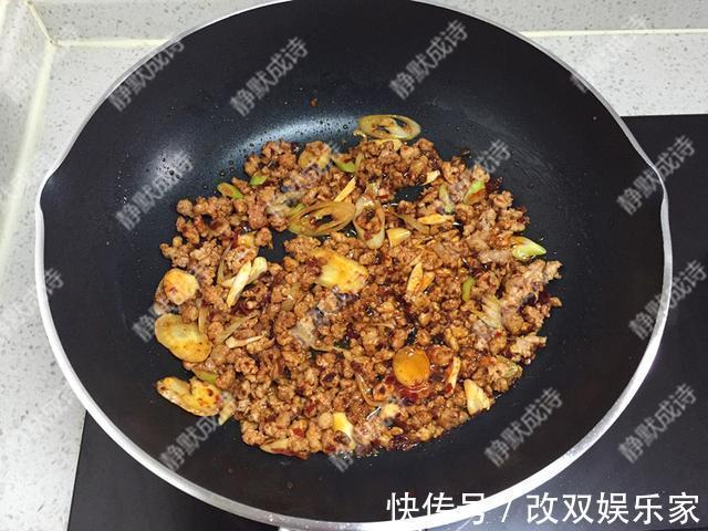 宅在家,我隔三差五做此菜,下饭又过瘾,还不长肉,做法超简单