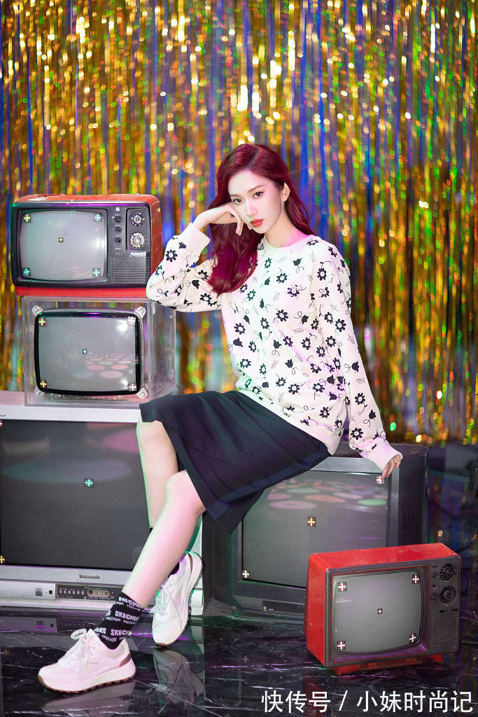 率性|刘令姿印花卫衣玩转经典配色 搭配不规则剪裁半裙率性十足