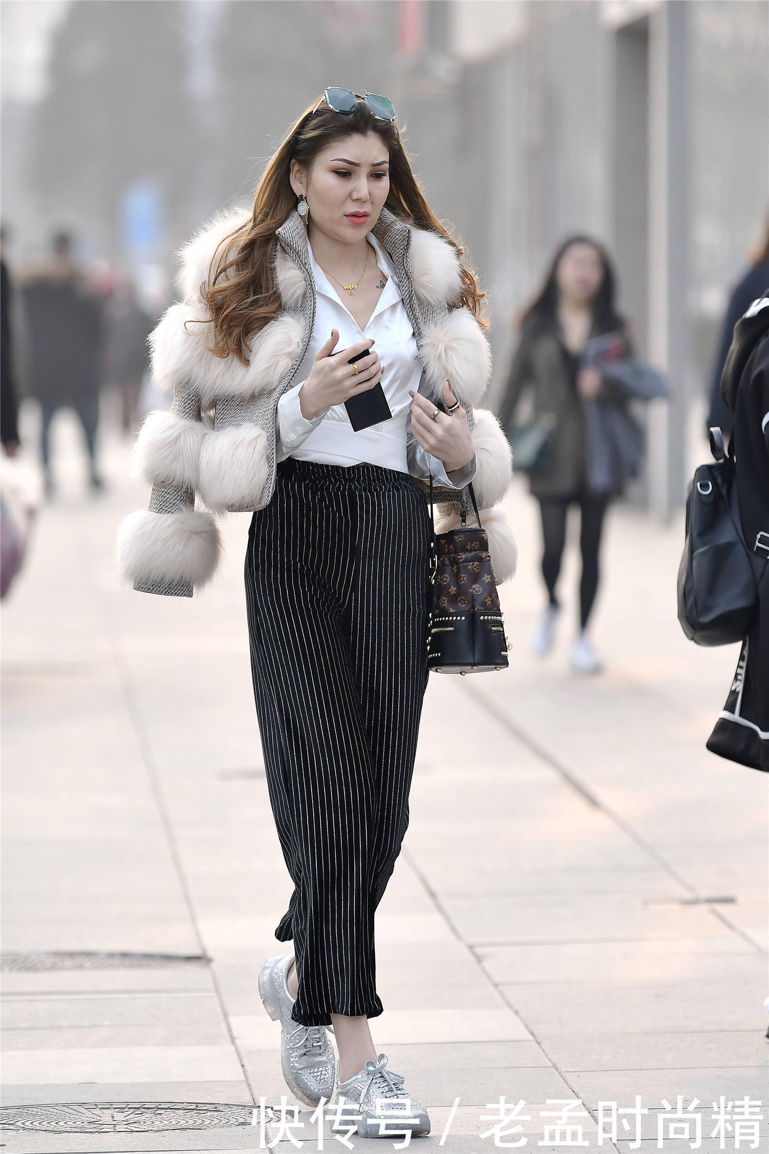 气质|街拍七分的竖条阔腿裤,披着皮草外套,显瘦还显气质