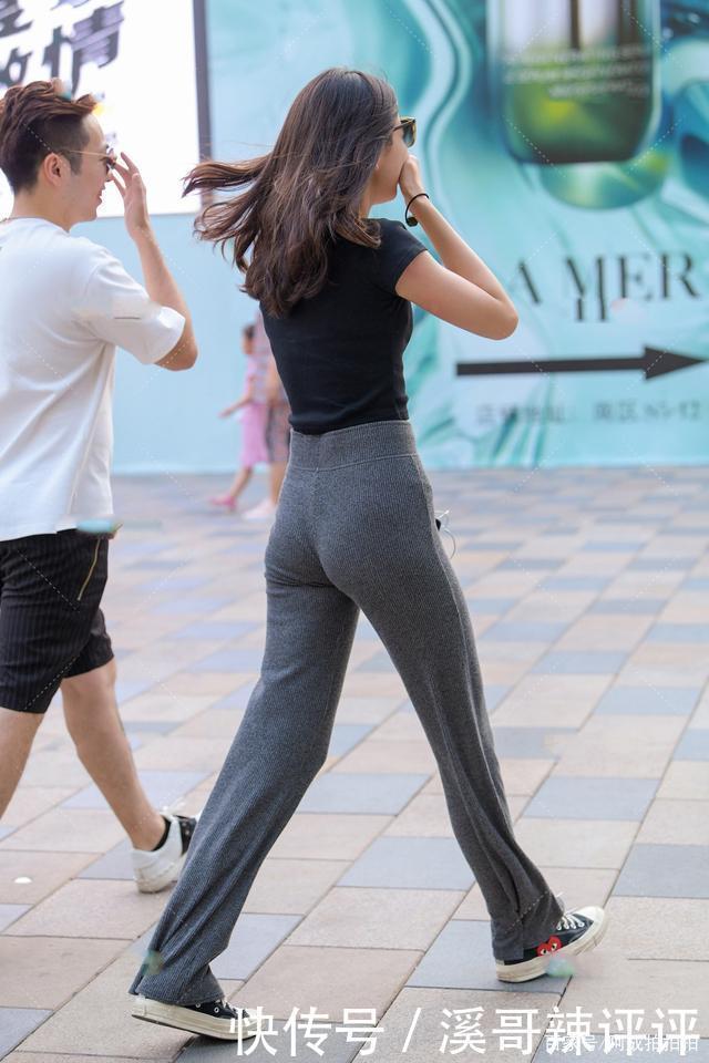 短款单排扣短袖搭配宽松抽绳裤,随意自然,显得十分干净利落