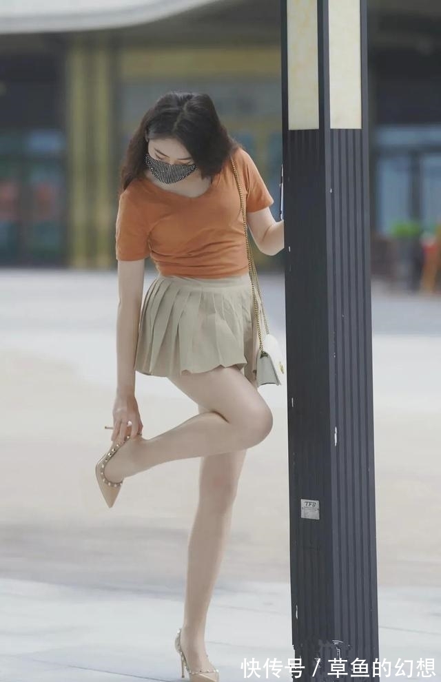 裸色 橙色圆领短袖搭配卡其色百褶短裙,从容优雅,满满的青春气息