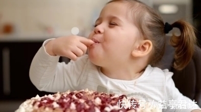 推拿|5岁女娃积食连续发烧一周，劝告父母：这2种食物比泡面还伤脾胃