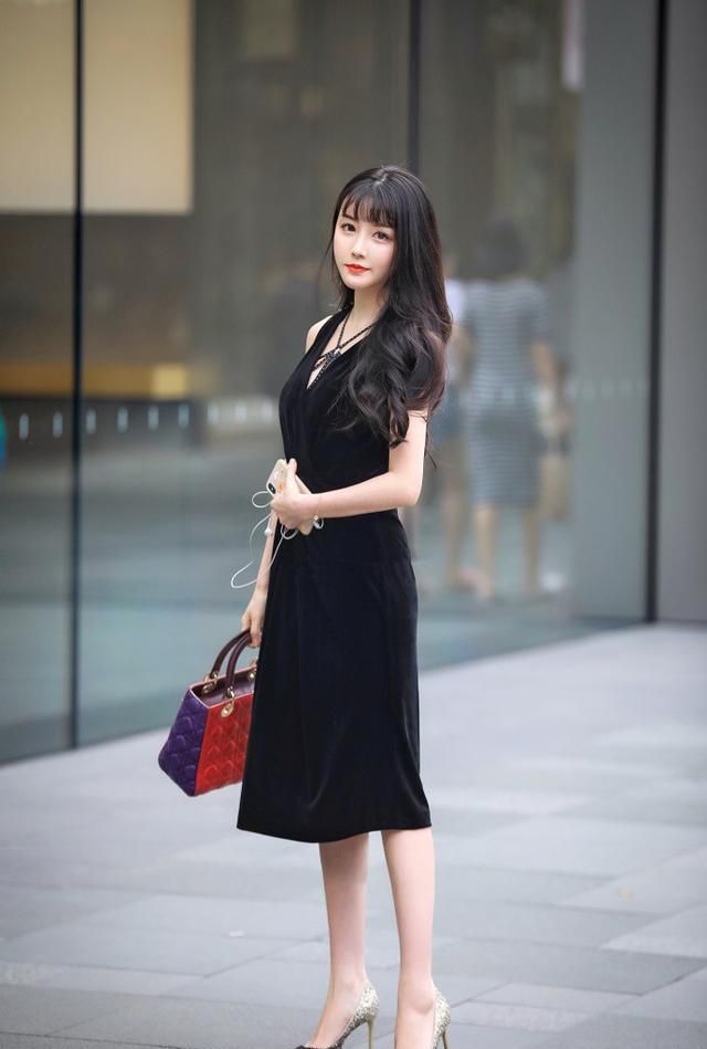 撩人|街拍:美女穿吊带连衣裙,清新靓丽,十分撩人
