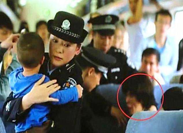 孩子|火车上孩子在“妈妈”怀里熟睡,女孩嘴上夸乖巧,背地里却报了警