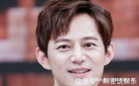 节目录制失控,何炅离席,成龙一脚踹向主持人,网友却说解气