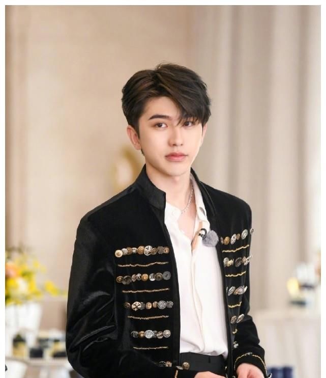 沙溢戴塑料项链,baby戴珍珠项链,看到蔡徐坤:偏心的太明显