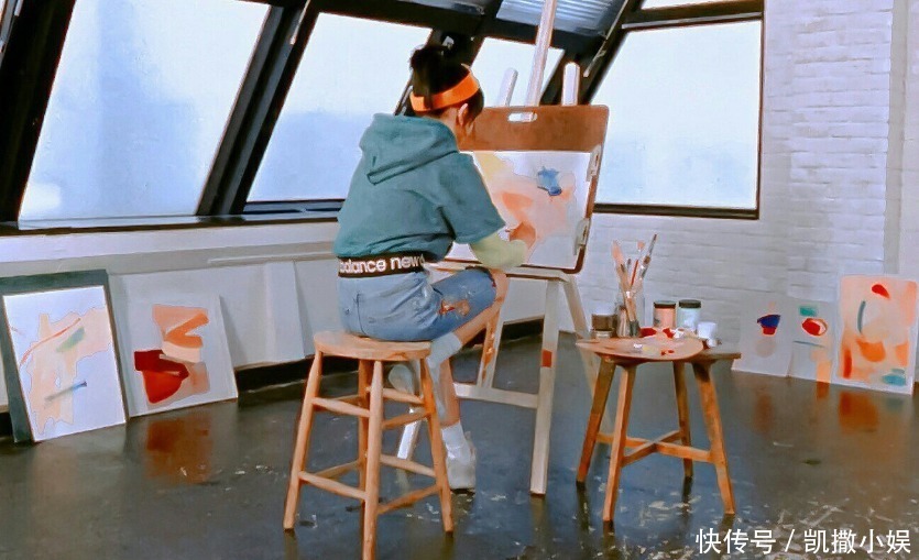 成品|张子枫画画被嘲小学生作品,看清地上5幅成品,美术生都惭愧不已