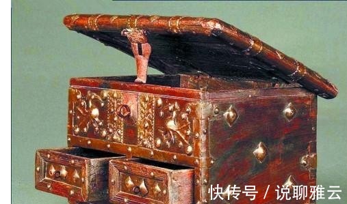 李甲|杜十娘宁愿选择投江自杀，也不愿意原谅李甲！百宝箱里都有什么？