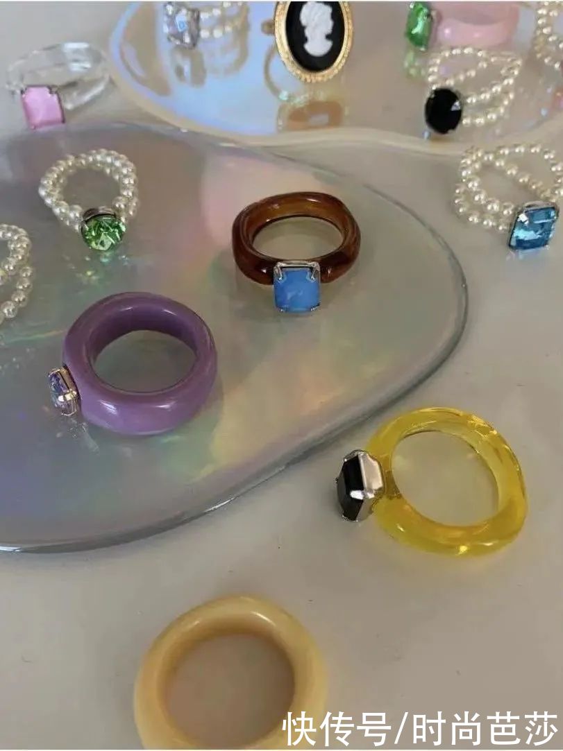 看到Jennie晒手上的戒指，终于找到原因了