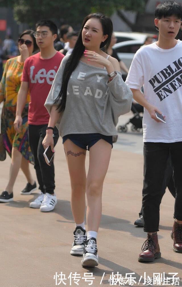 气质|露肩装搭配超短热裤，粉色的指甲很“抢眼”，尽显与众不同的气质