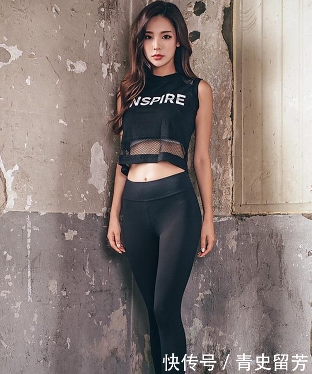 展露出|倾国倾城的打底裤小姐姐,展露出完美曲线身材,让人百看不厌!