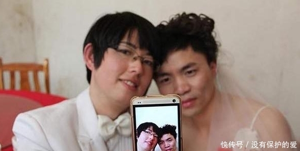 角色互换的结婚现场别开生面，丈夫穿上婚纱