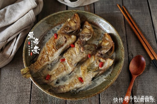 煮鱼汤时,要记得这两个步骤,才能奶白好喝,鱼肉还鲜嫩好吃
