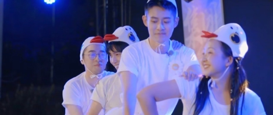 李雪琴控場能力有多強?現(xiàn)場掐辣目洋子話筒,郭麒麟被當小弟使喚