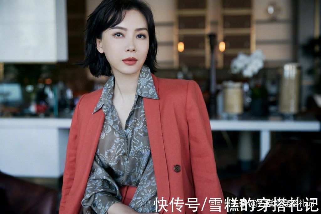 日落黄 40岁左右的女人,衣服尽量不要穿驼色和灰色,其实这些更气质显白