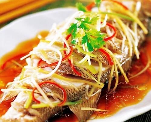 做清蒸鱼,放盐放料酒就错了,大厨教你正确方法,鱼肉鲜嫩还不腥