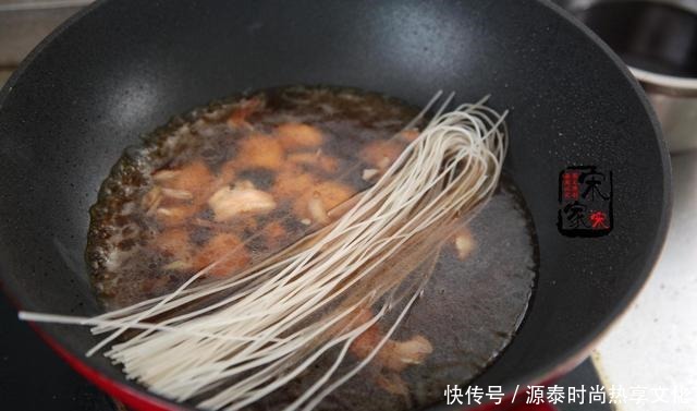 晚餐做了2道菜,表哥又来蹭饭,老公说少说话,多吃菜!